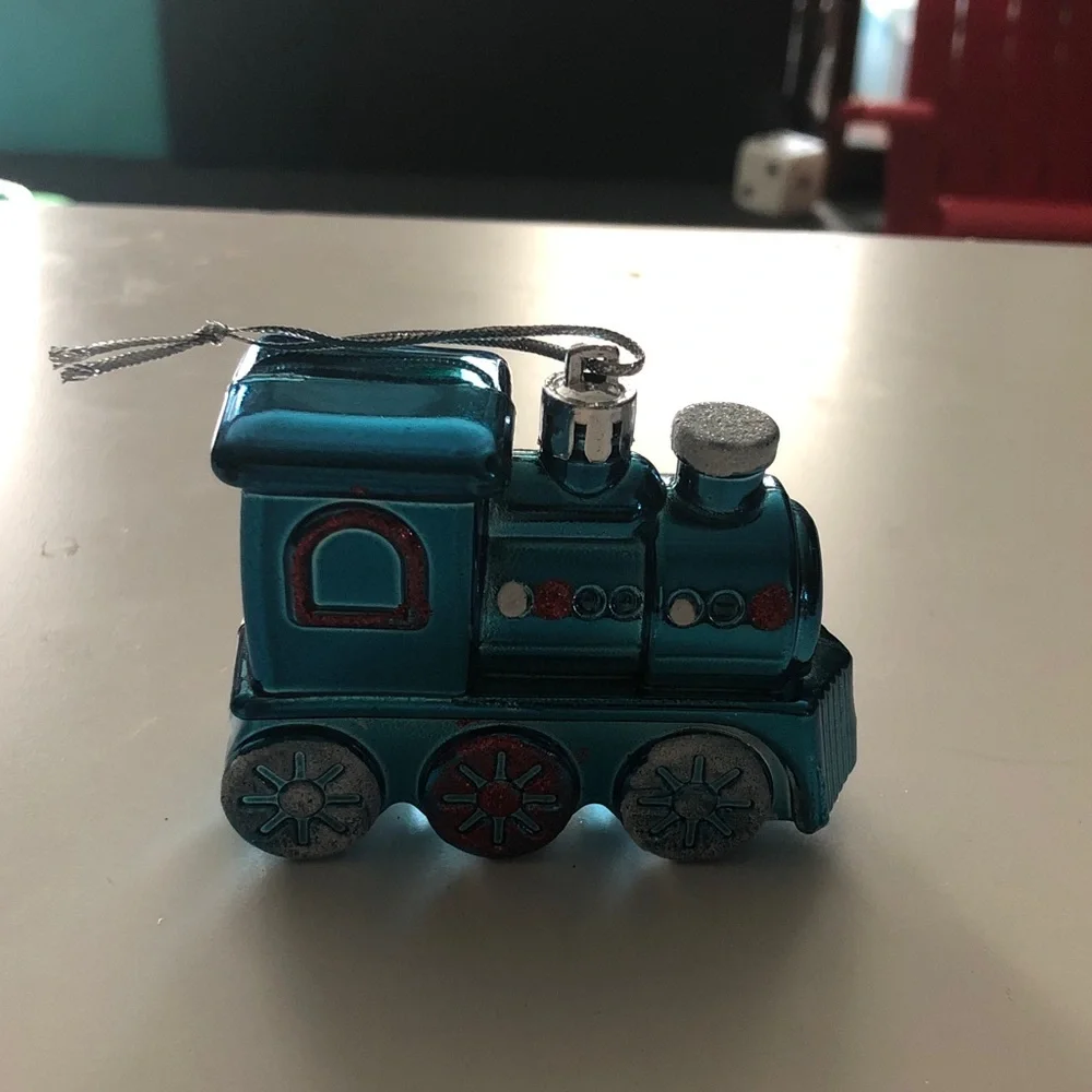 🛍️ Metallic Train Holiday Ornament